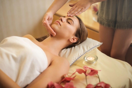 Relaxierende Gesichts- und Kopfmassage
