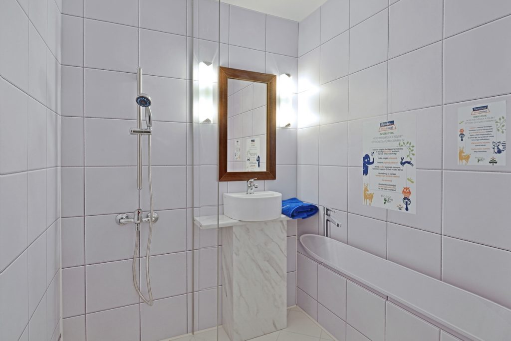 Danubius miniHotel bath