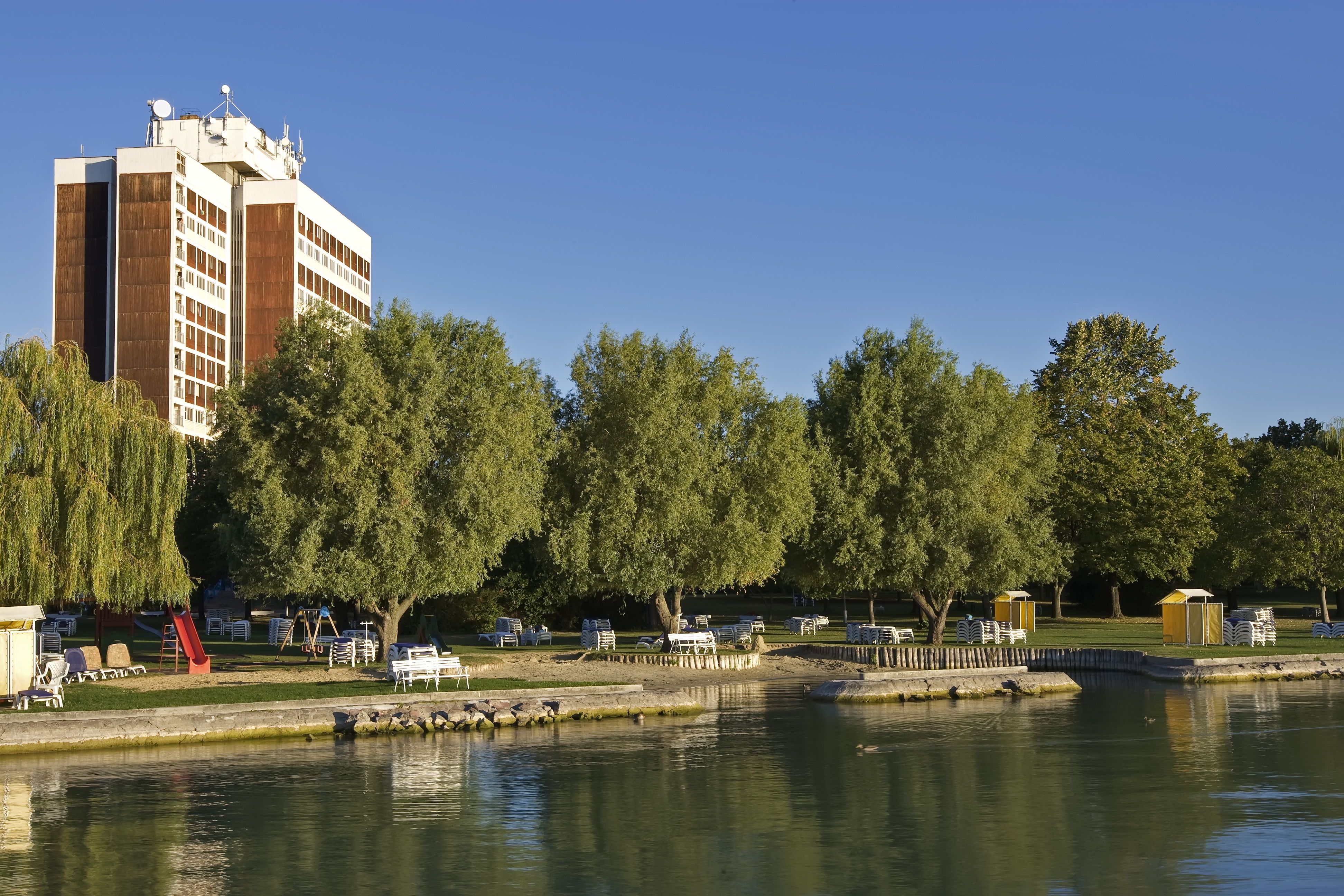 Hotel Marina épülete és a Balaton