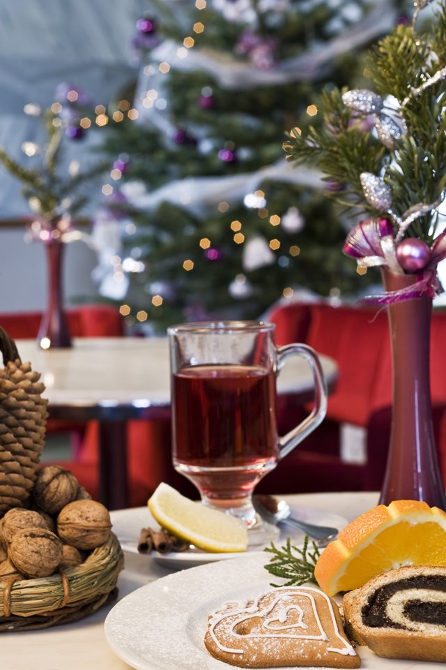 karácsonyi terített asztal forralt borral, dióval és naranccsal