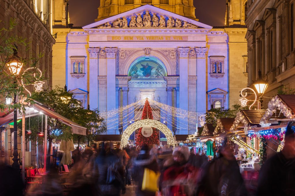 Adventi vásár a Bazilika előtt