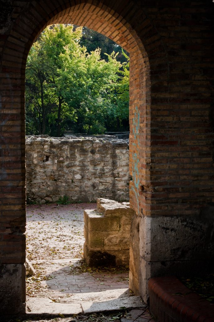 A sírkápolna emlékhelye a domonkos-rendi kolostor romoknál