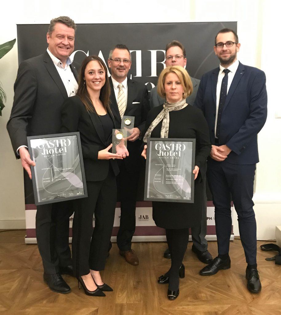 Hilton Budapest és Danubius Hotel Helia vezetősége átveszi a Gastro&Hotel Design Award díjakat