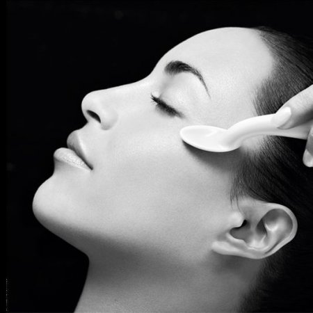 Intensive hyaluronic acid facial treatment with exclusive eye area therapy