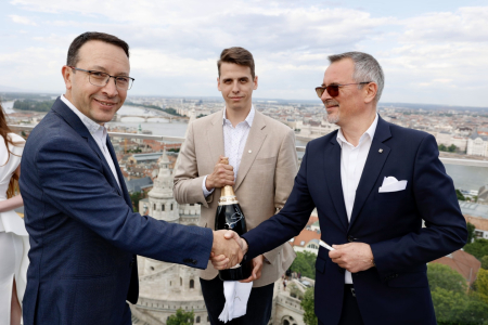 Igazi különlegességgel nyitott a White Raven Skybar & Lounge Budapest felett a világ egyik legnagyobb presztízsű pezsgője